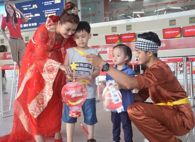 
Sau Tết nguy&ecirc;n đ&aacute;n, Trung thu l&agrave; tết đo&agrave;n vi&ecirc;n mang &yacute; nghĩa đặc biệt đối với người Việt Nam. Bay c&ugrave;ng Vietjet v&agrave;o dịp n&agrave;y, h&agrave;nh kh&aacute;ch lu&ocirc;n được sống trong kh&ocirc;ng kh&iacute; ấm &aacute;p, những trải nghiệm th&uacute; vị, vui vẻ trong suốt h&agrave;nh tr&igrave;nh. Cạnh đ&oacute;, c&aacute;c h&agrave;nh kh&aacute;ch nh&iacute; sẽ được thỏa ước mơ gặp gỡ c&aacute;c nh&acirc;n vật cổ t&iacute;ch quen thuộc m&agrave; c&aacute;c em y&ecirc;u qu&yacute;

