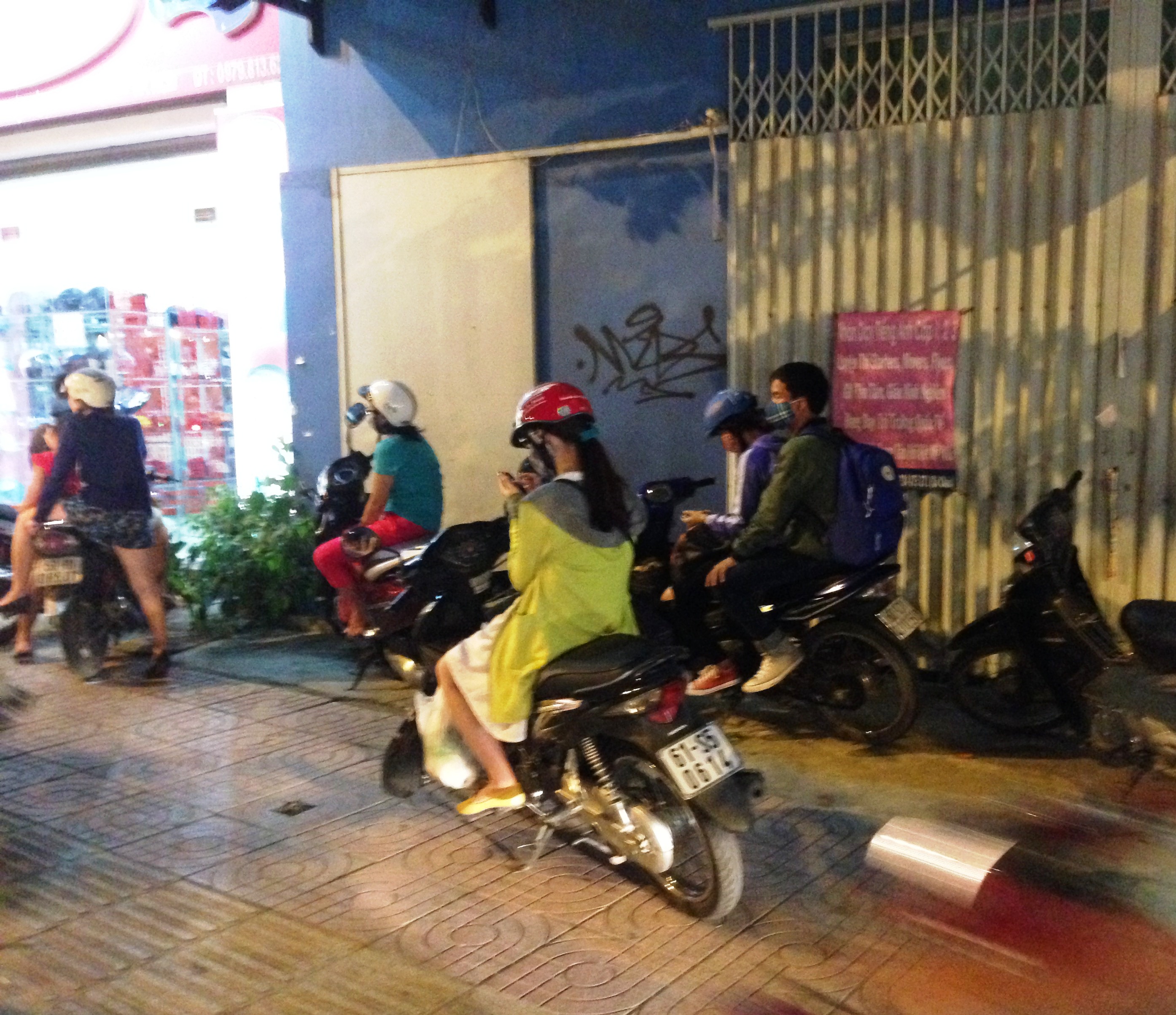 Nhiều người cho xe dừng sát lề đường chờ kẹt xe giảm bớt