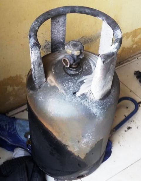 Bình gas phát hỏa, người đàn ông nấu ăn cháy như đuốc