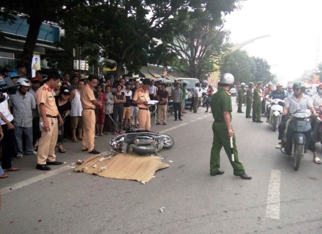 Trên đường đi làm, nữ công nhân bị xe khách cán chết
