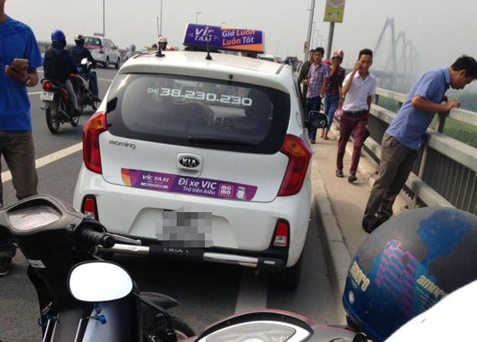 Tài xế taxi tự đâm vào mình rồi nhảy cầu Nhật Tân tự tử