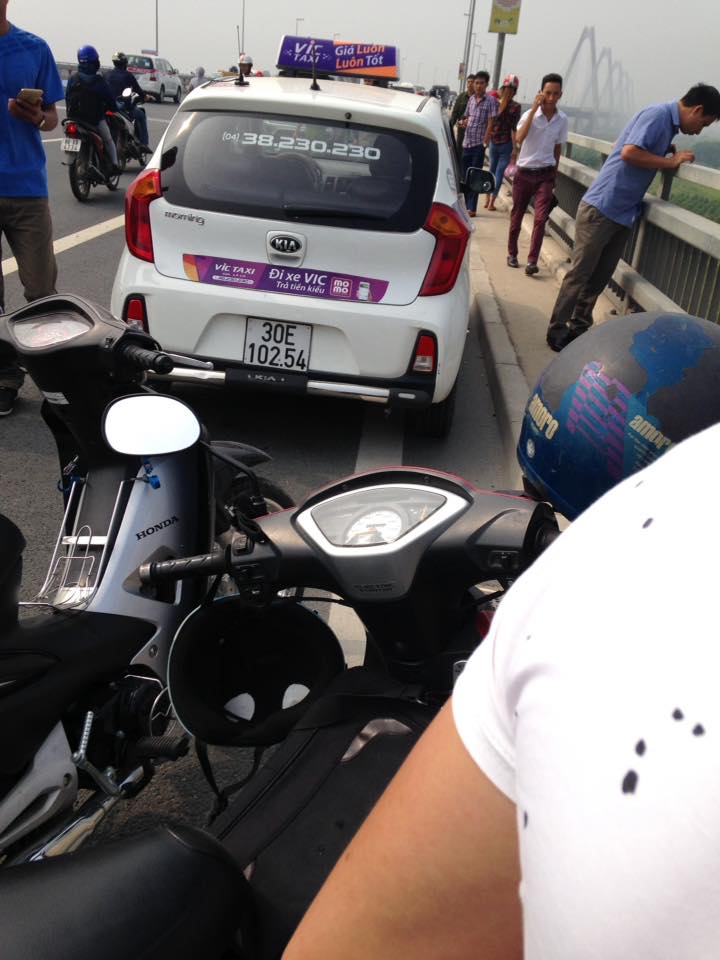 Chiếc taxi trên cầu Nhật Tân - ảnh:otofun