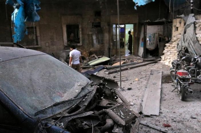 Bệnh viện d&atilde; chiến ở khu phố al-Maadi, Aleppo tr&uacute;ng bom. Ảnh: REUTERS