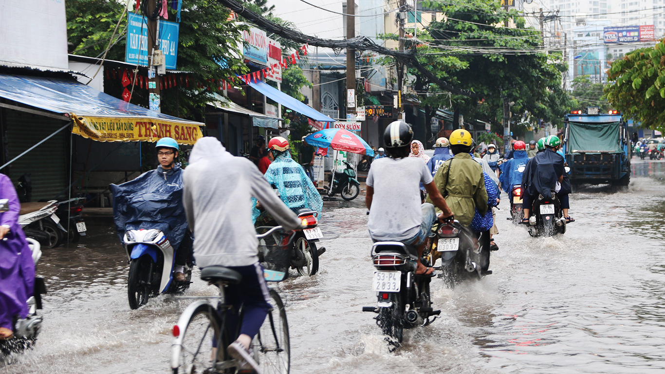 Nước ngập khắp các đường lớn nhỏ ở khu Tân Quy (quận 7)