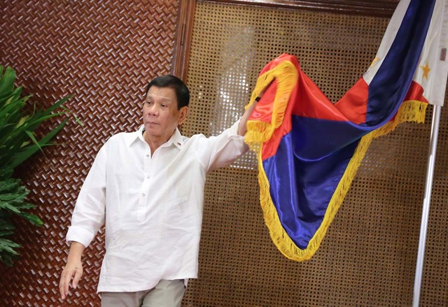 
Tổng thống Duterte: Philippines vẫn sống d&ugrave; kh&ocirc;ng c&oacute; viện trợ nước ngo&agrave;i. Ảnh: RAPPLER
