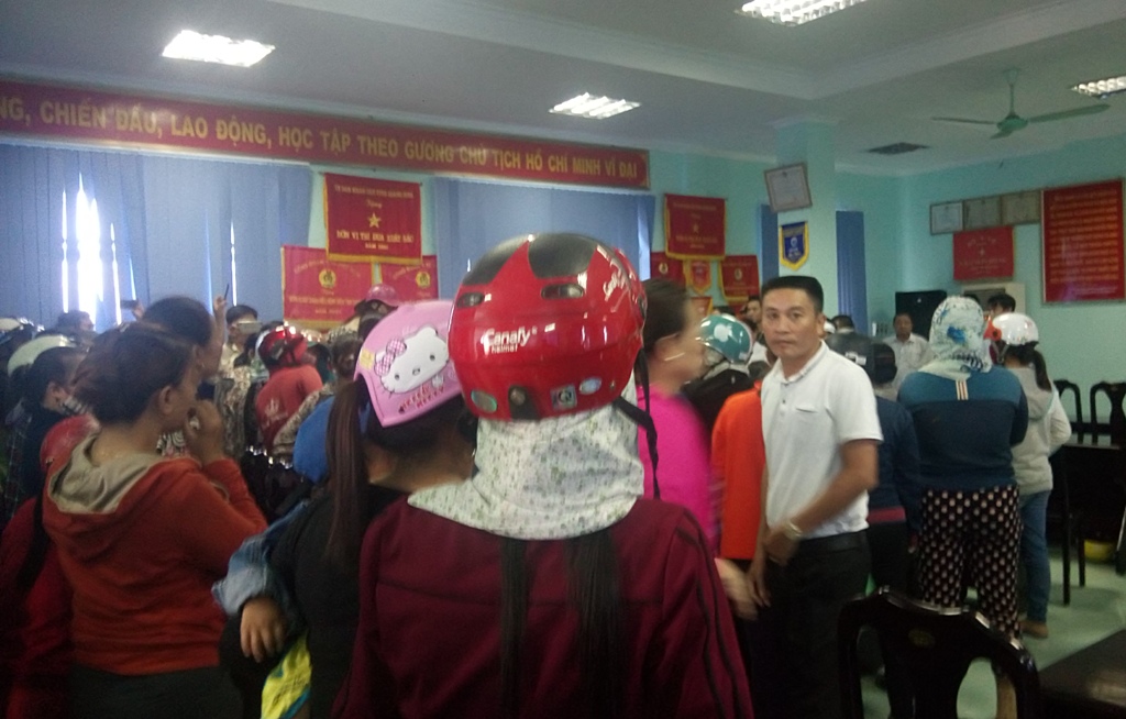 Sự việc thu h&uacute;t h&agrave;ng trăm người hiếu k&igrave; theo d&otilde;i