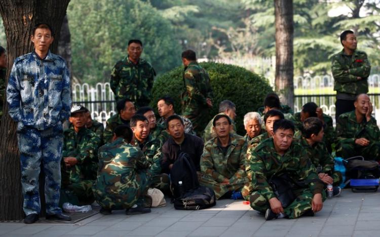 Người biểu tình tụ tập bên ngoài tòa nhà Bayi. Ảnh: REUTERS