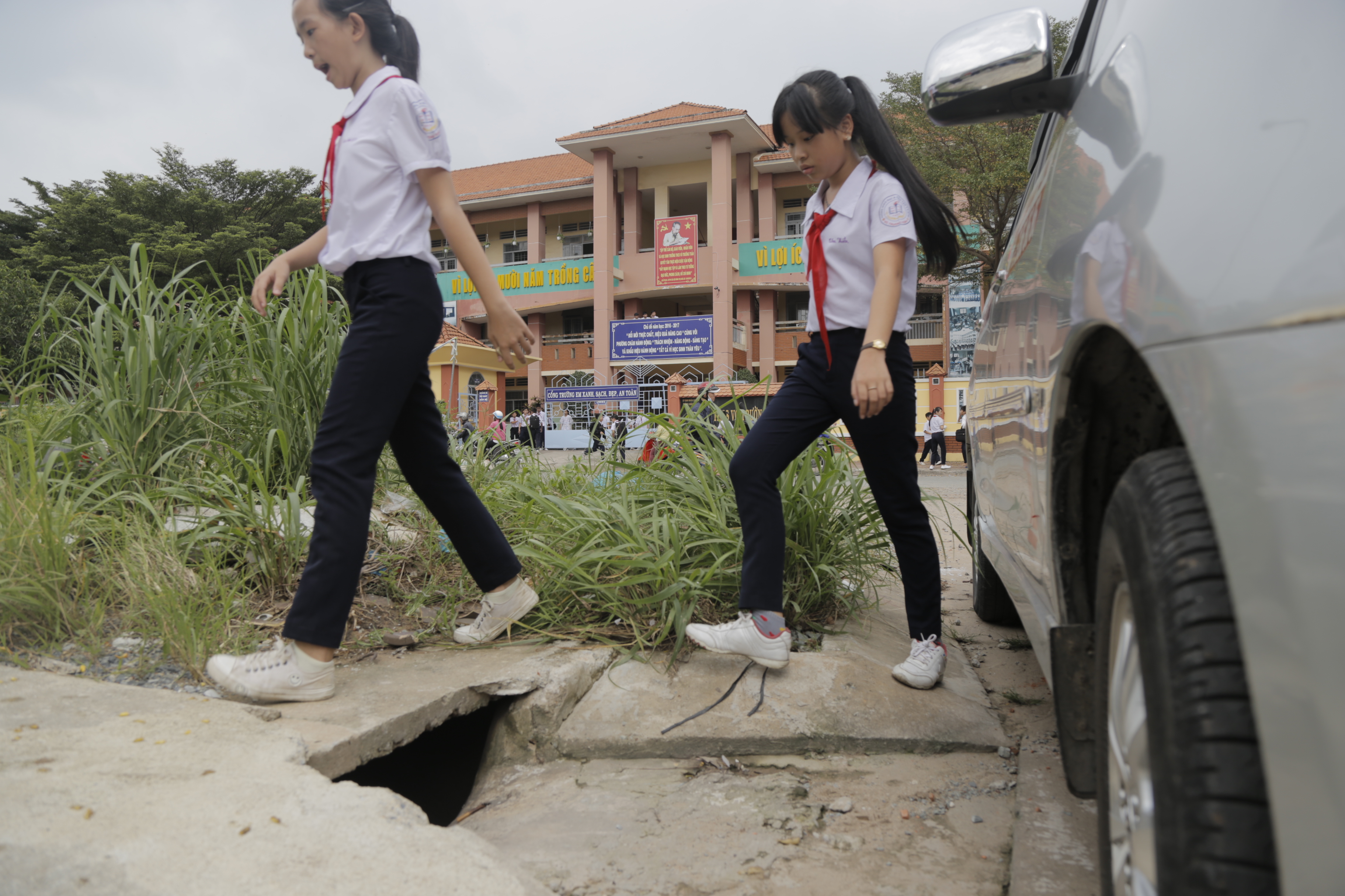 Các miệng hố này này ngay trước một trường học