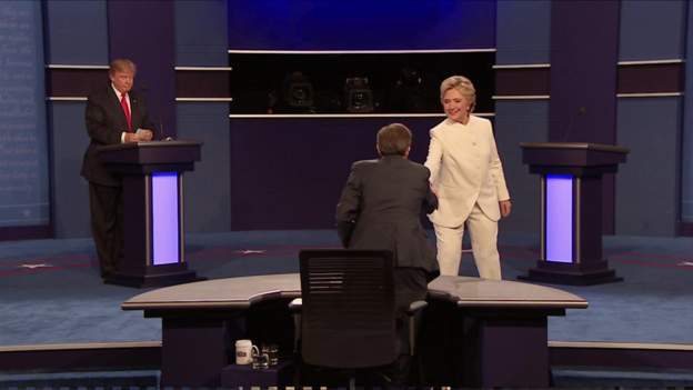 Bà Clinton bắt tay người dẫn dắt cuộc tranh luận mà không bắt tay ông Trump, sau đó rời khỏi sân khấu đầu tiên. Ảnh: BBC