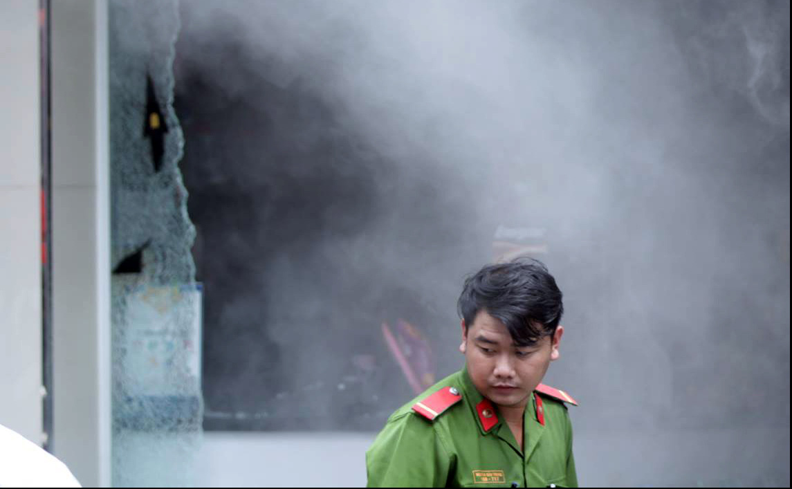 Cửa hàng tiện lợi cháy dữ dội, người nhà trên lầu liều mình xông ra
