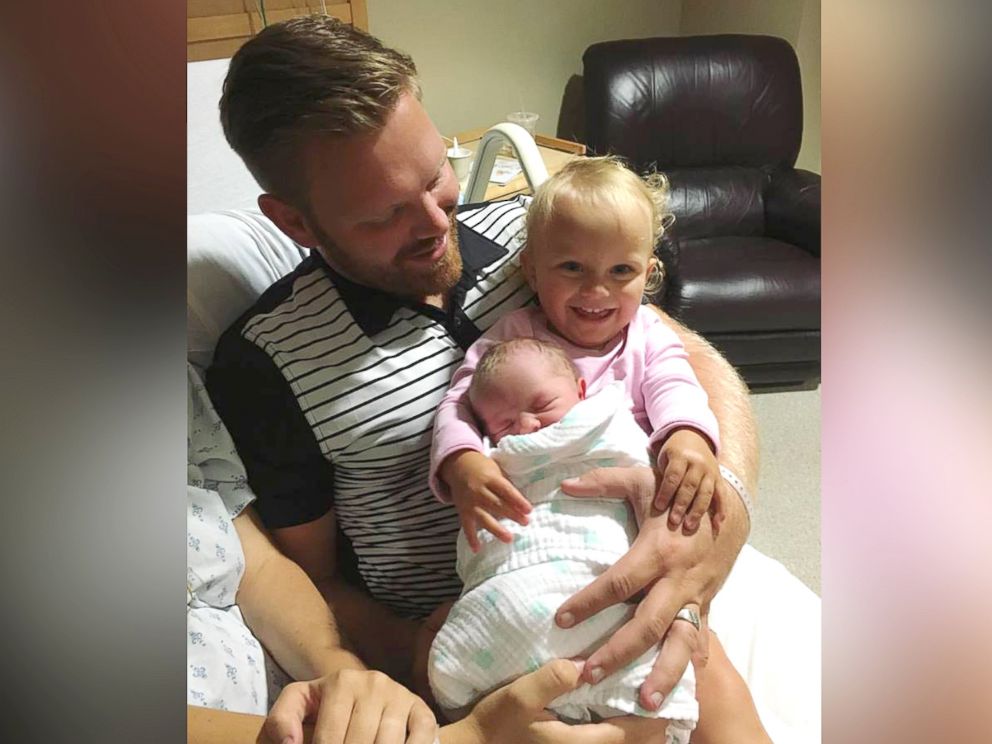 Anh David v&agrave; 2 con g&aacute;i: Freya (1 tuổi) v&agrave; Elowen (2 th&aacute;ng tuổi). Ảnh: ABC NEWS