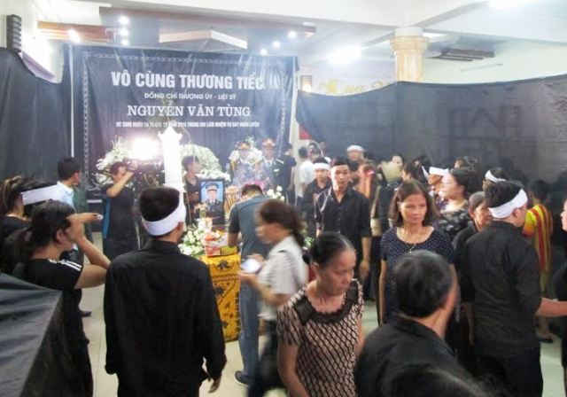 Người dân ở Thanh Hóa đã thắp những nén nhang thành kính tiễn đưa thượng úy Tùng về nơi an nghỉ cuối cùng