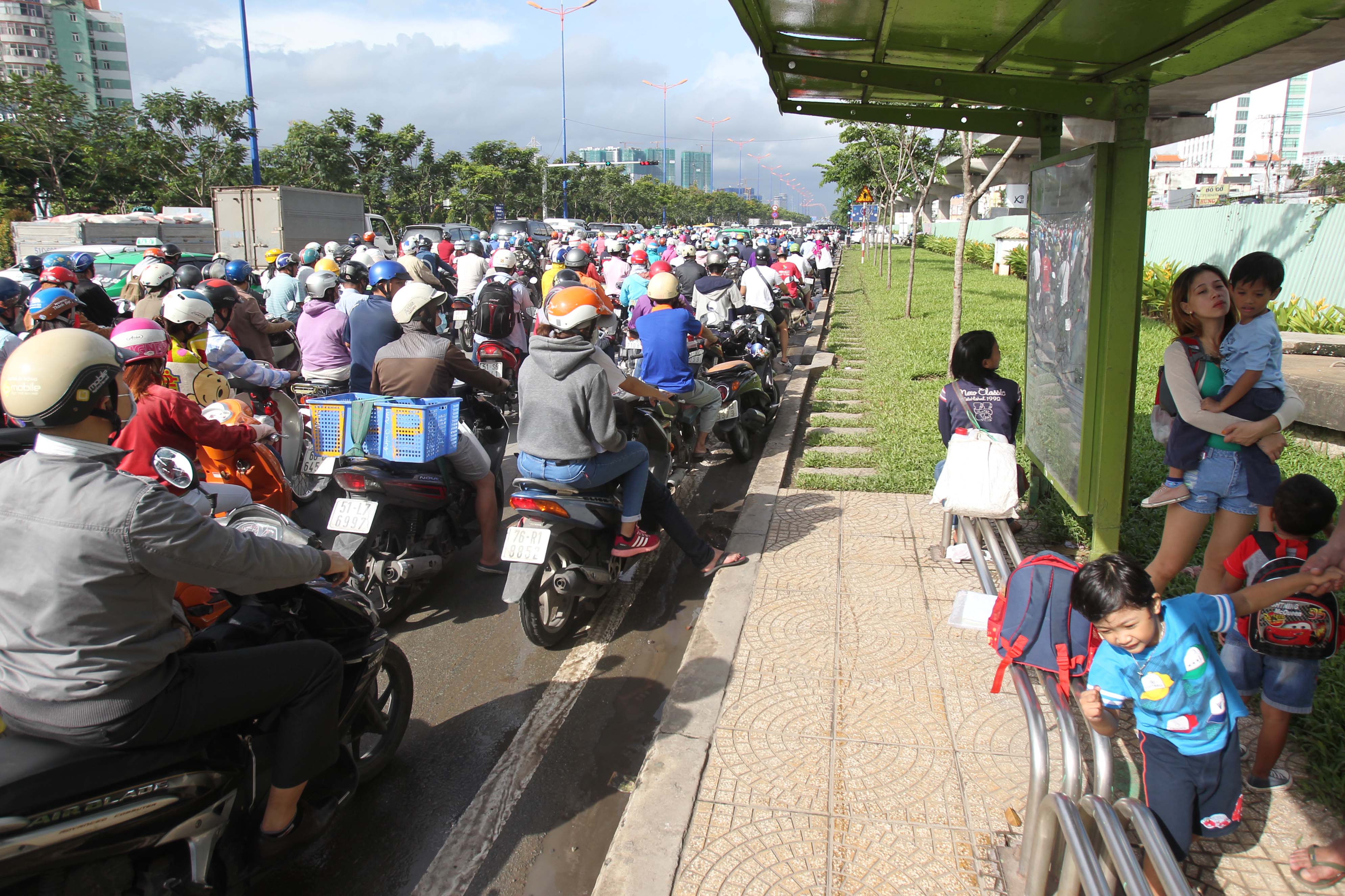Chị Hà - Nhân viên vệ sinh môi trường gần đó cho biết: Trước đây, khu này ít kẹt nhưng gần đây lại thường xuyên kẹt vì lượng xe ô tô tăng cao