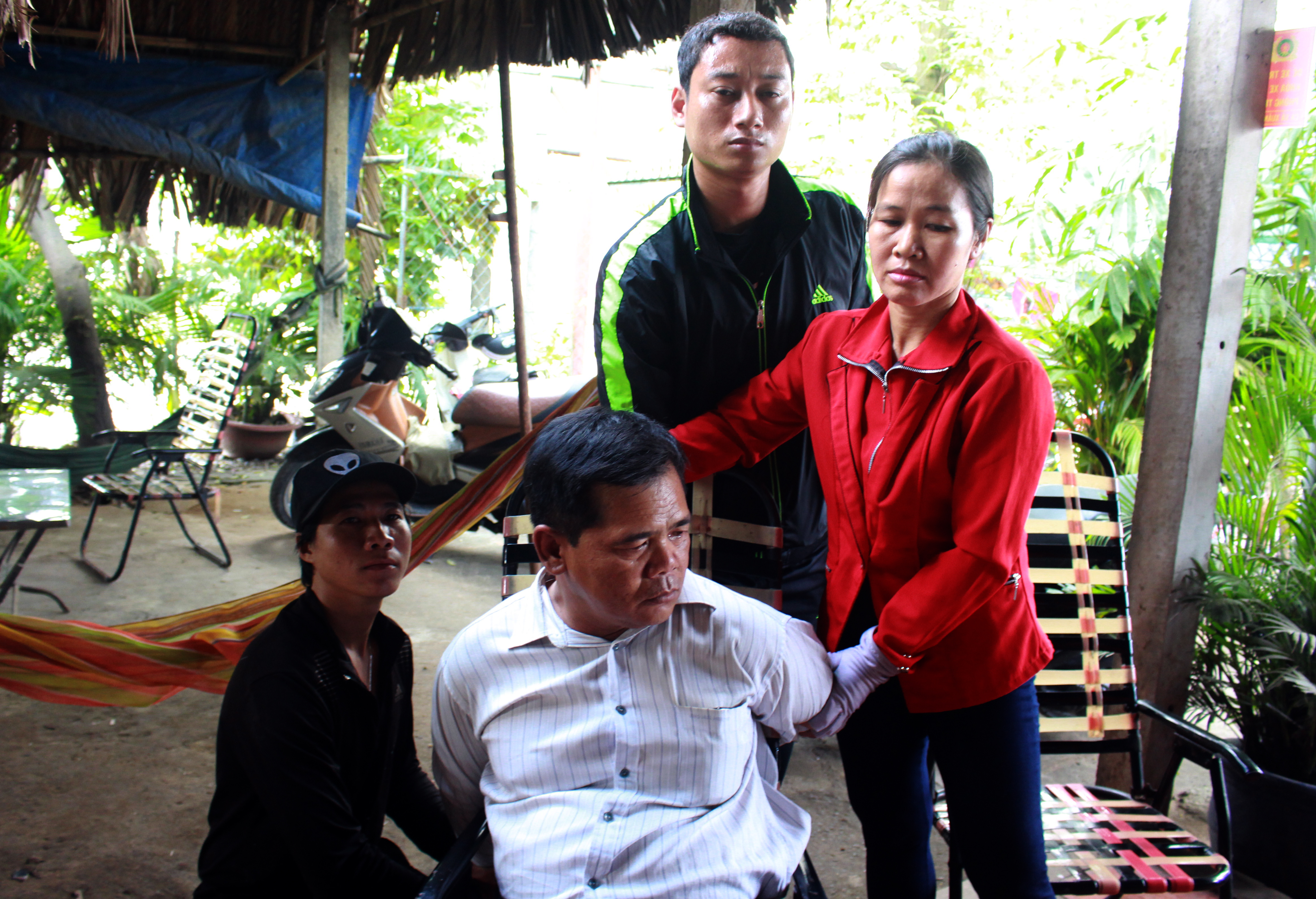 Đối tượng lừa đảo bị nạn nhân hô hoán mọi người bắt giữ tại quán cà phê.