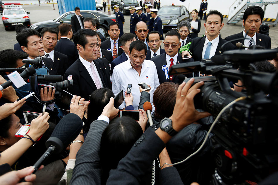 Ông Duterte tại căn cứ của cảnh sát biển Nhật Bản ở Yokohama. Ảnh: REUTERS