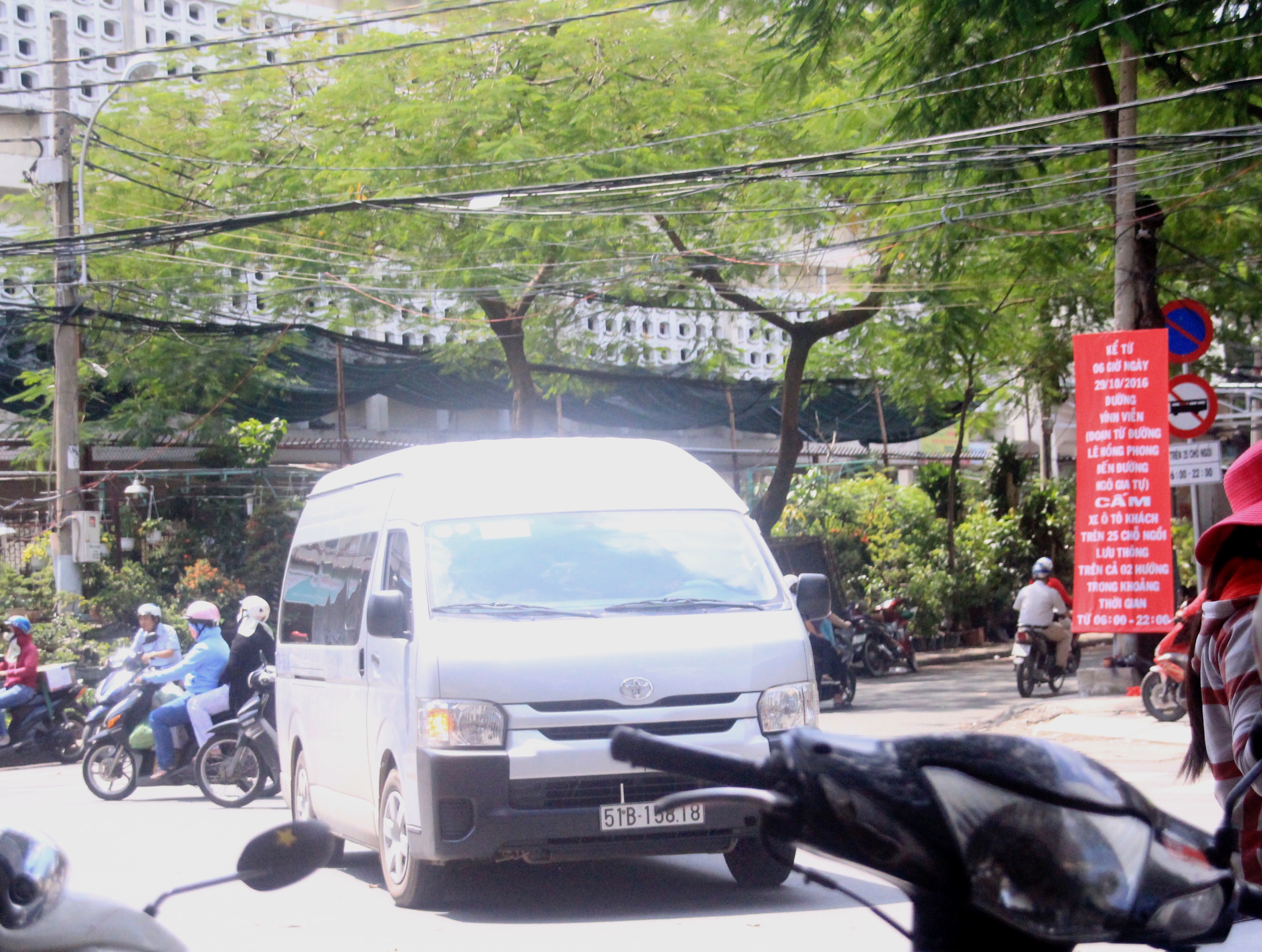 Tại giao lộ Lê Hồng Phong - Vĩnh Viễn, các doanh nghiệp vận tải phải dùng ô tô 16 chỗ trung chuyển hành khách