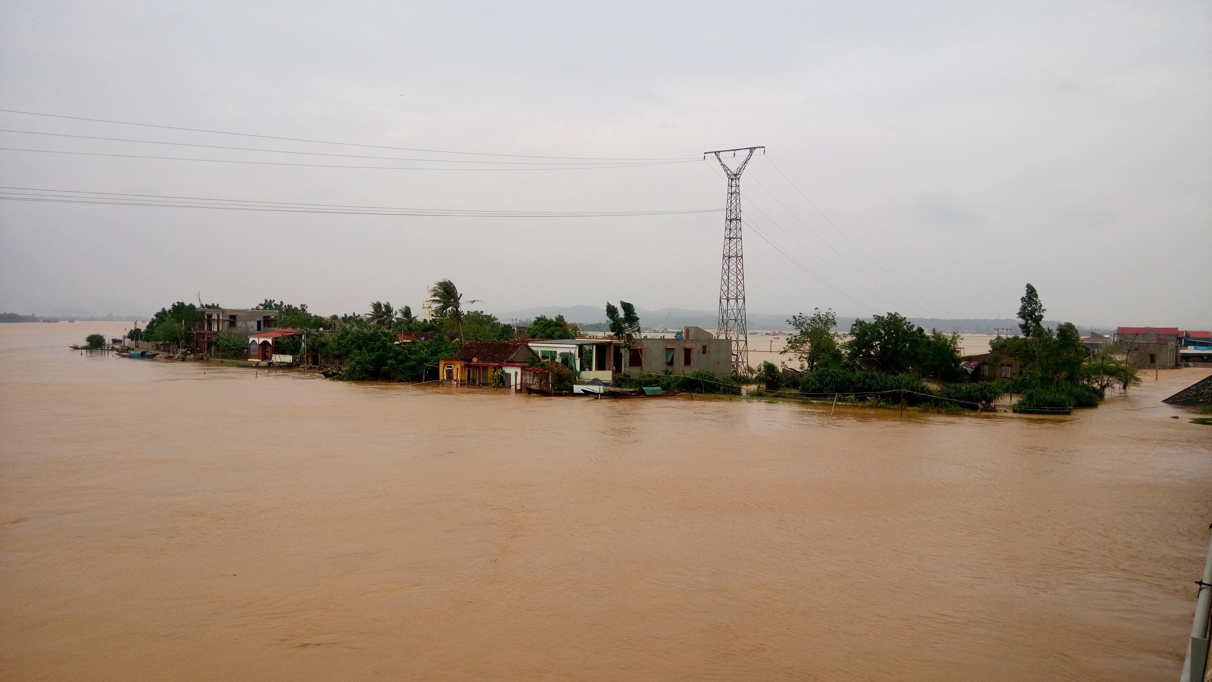 Nhiều ng&ocirc;i l&agrave;ng ven s&ocirc;ng Gianh nước đ&atilde; tr&agrave;n v&agrave;o nh&agrave; (ảnh Minh Tuấn)