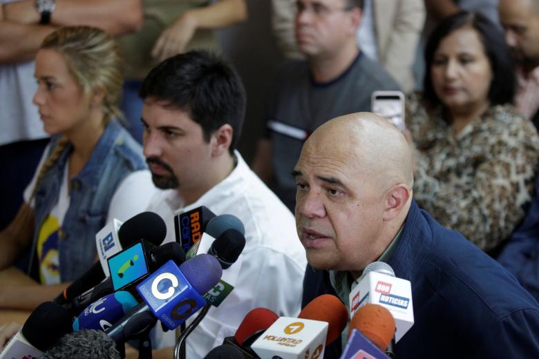 Người ph&aacute;t ng&ocirc;n Li&ecirc;n minh Đo&agrave;n kết D&acirc;n chủ Venezuela đối lập Jesus Torrealba. Ảnh: REUTERS
