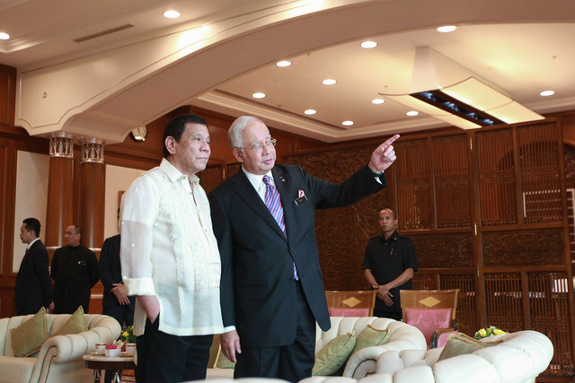 Tổng thống Duterte hát karaoke với thủ tướng Malaysia