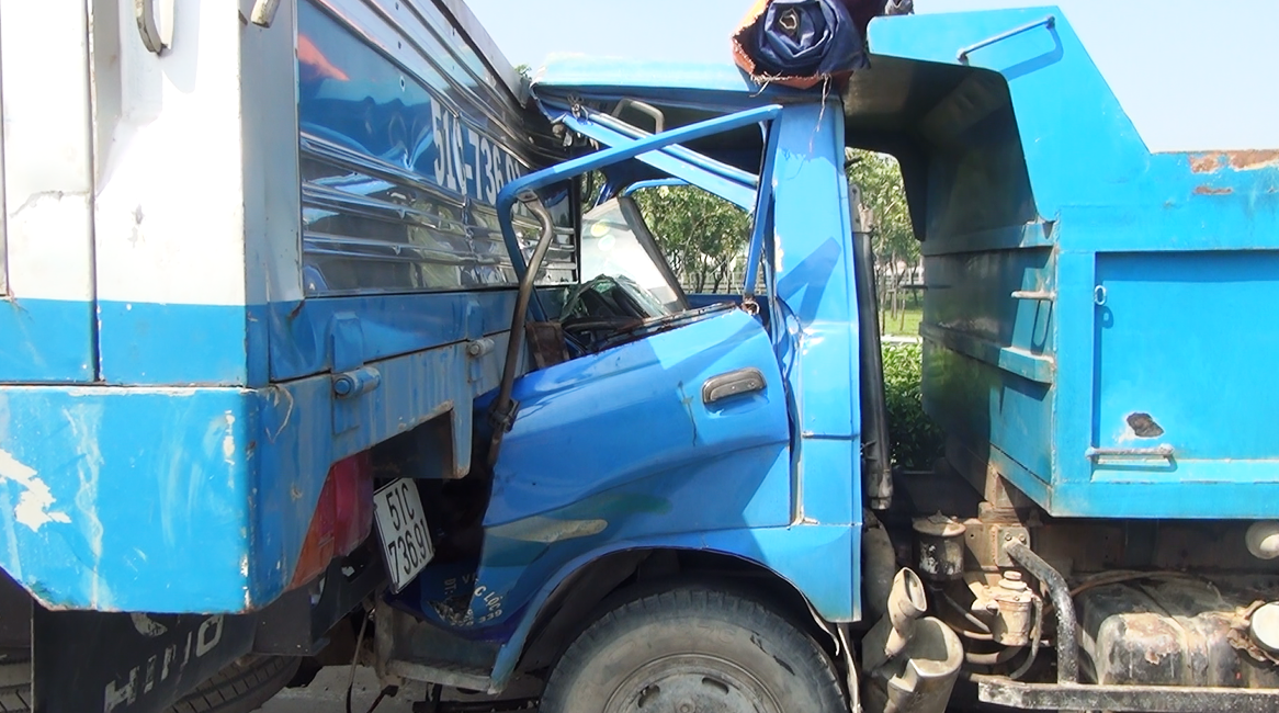 
Chiếc xe ben găm chặt v&agrave;o đu&ocirc;i xe tải cẩu
