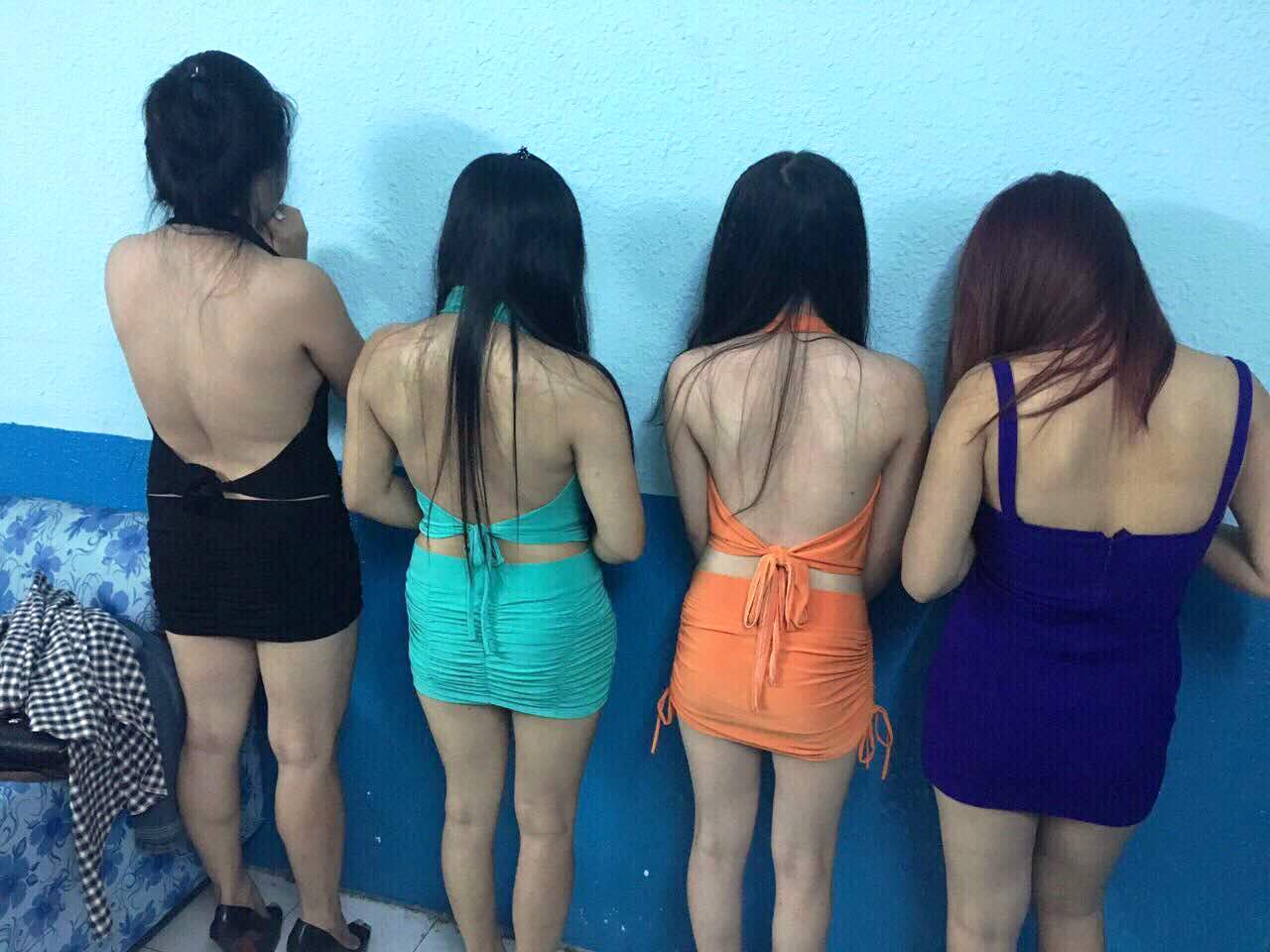 Nữ tiếp viên tháo chạy trong nhà hàng "không khói"