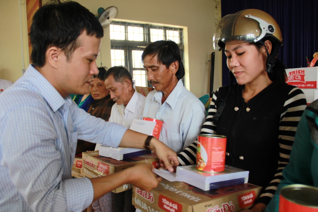 Bà con bị thiệt hại vui mừng nhận được quà từ đoàn cứu trợ