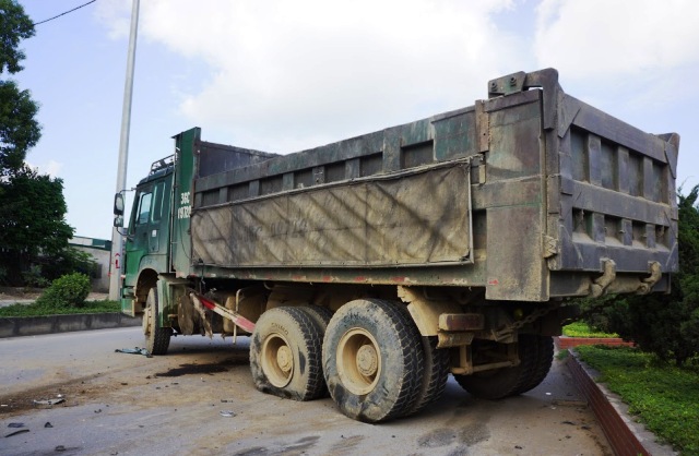 
Chiếc xe hổ vồ nằm chắn ngang đường, lốp giữa bị nổ

