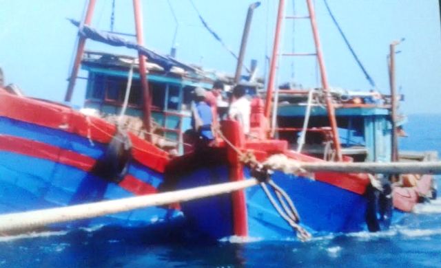 
T&agrave;u ngư d&acirc;n bị đ&acirc;m ch&igrave;m được c&aacute;c t&agrave;u hỗ trợ lai dắt v&agrave;o bờ nhưng đ&atilde; bị ch&igrave;m sau đ&oacute; - Ảnh chụp lại ảnh người d&acirc;n cung cấp
