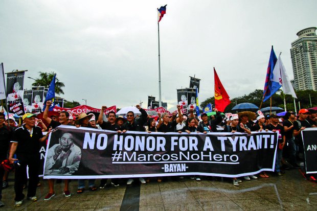 Cuộc biểu t&igrave;nh phản đối vinh danh nh&agrave; độc t&agrave;i Ferdinand Marcos h&ocirc;m 25-11. Ảnh: INQUIRER