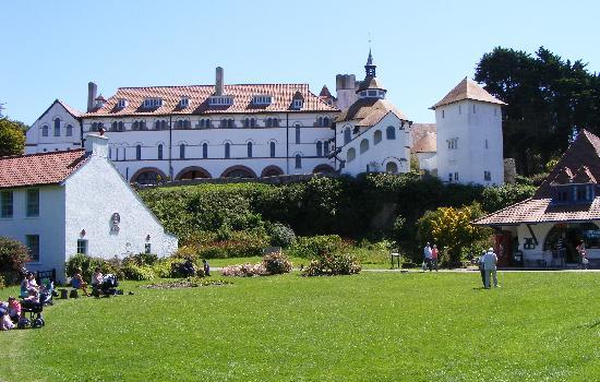 Tu viện tr&ecirc;n đảo Caldey. Ảnh: TRIP ADVISOR
