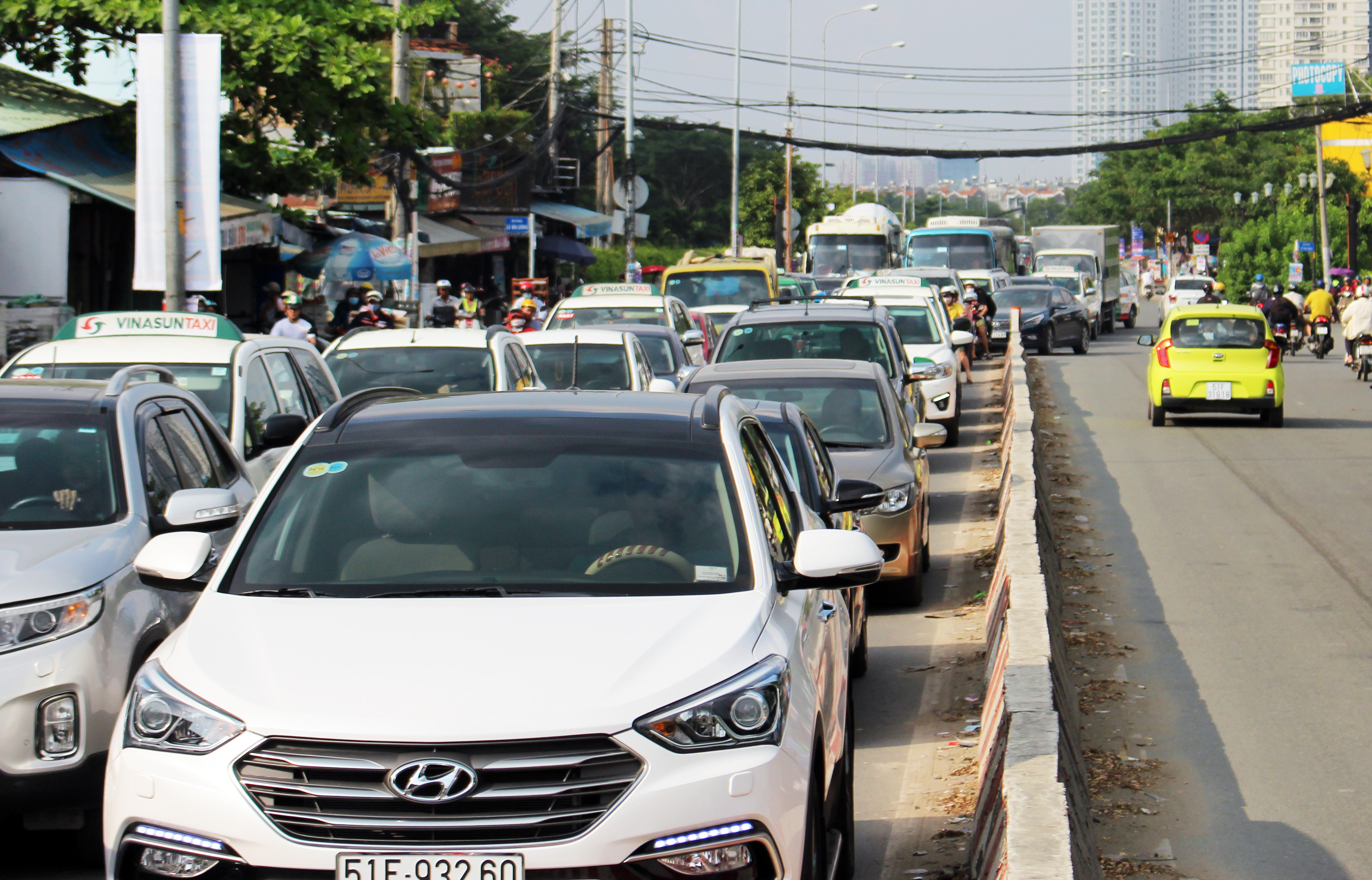 Vụ tai nạn khiến giao thông qua khu vực kẹt cứng.