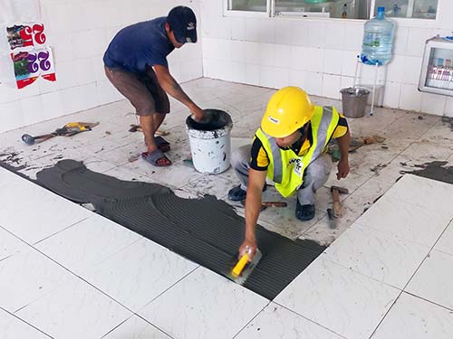 Thợ thi công ốp lát gạch bằng phương pháp gạch chồng gạch và dùng keo dán gạch weber.tai gres