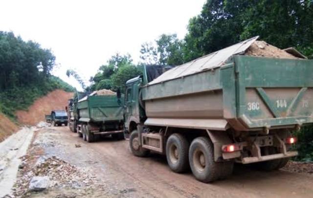 Tái diễn tình trạng xe quá tải "băm" nát đường
