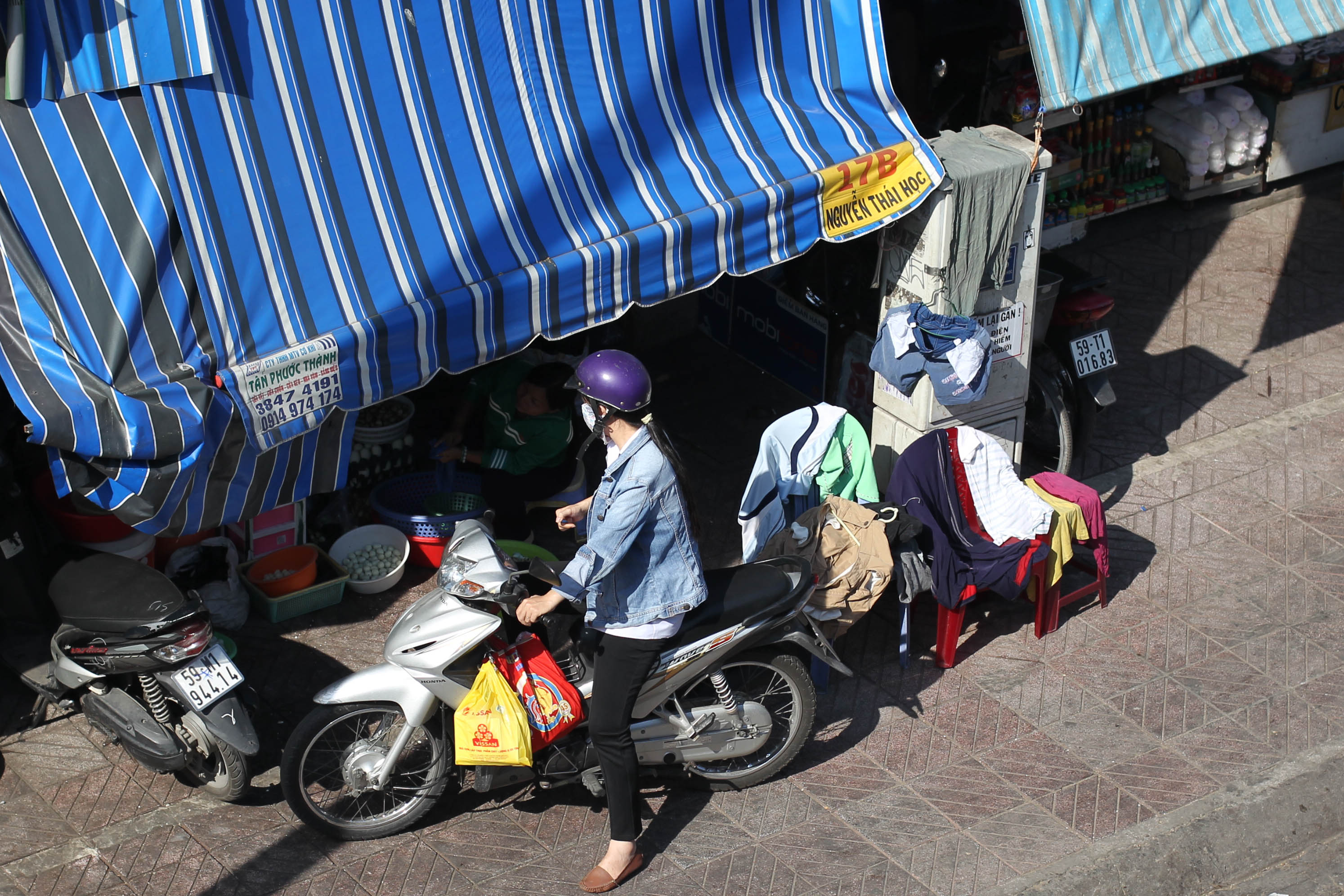 Nhiều người d&acirc;n c&ograve;n tận dụng c&aacute;c bốt điện trước nh&agrave; để l&agrave;m chỗ phơi &aacute;o quần