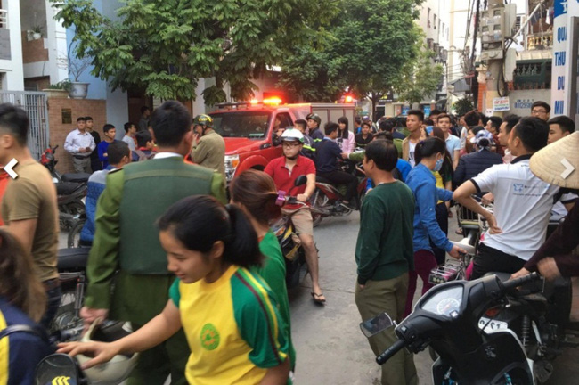 
Rất đ&ocirc;ng người d&acirc;n đứng xem vụ việc - Ảnh: Facebook
