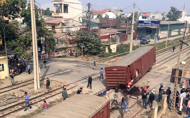 Tàu hỏa đang chạy, toa bị đứt văng khỏi đường ray