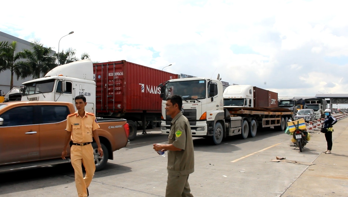 Vụ tai nạn gây ra tình trạng kẹt xe kéo dài.