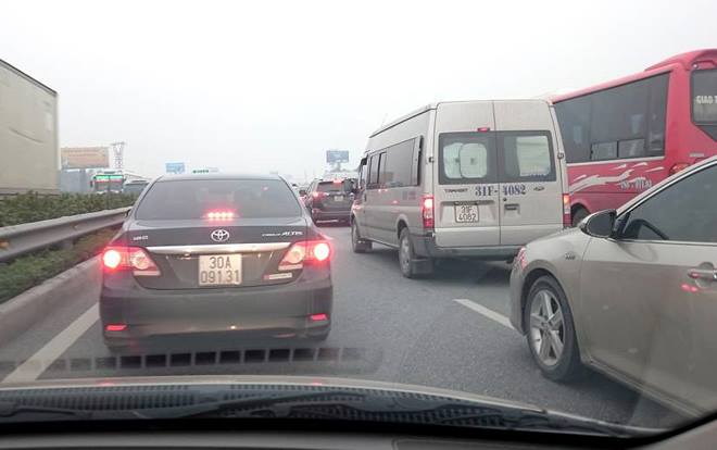 Vụ cháy ô tô khiến tuyến đường cao tốc Pháp Vân-Cầu Giẽ bị ùn ứ giao thông