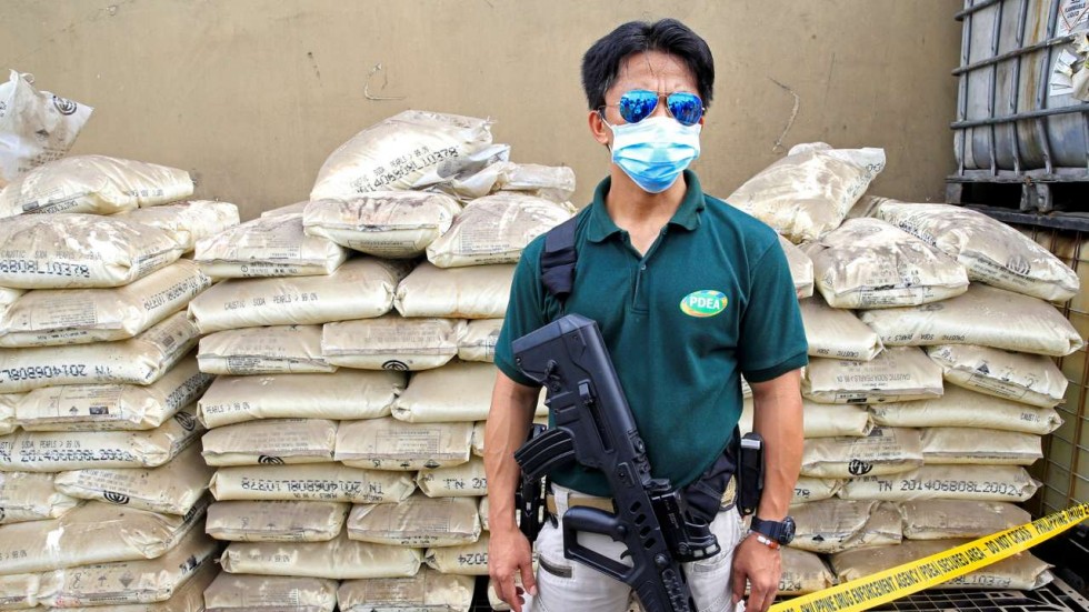 Một nh&acirc;n vi&ecirc;n PDEA đeo s&uacute;ng trường do Israel sản xuất. Ảnh: REUTERS