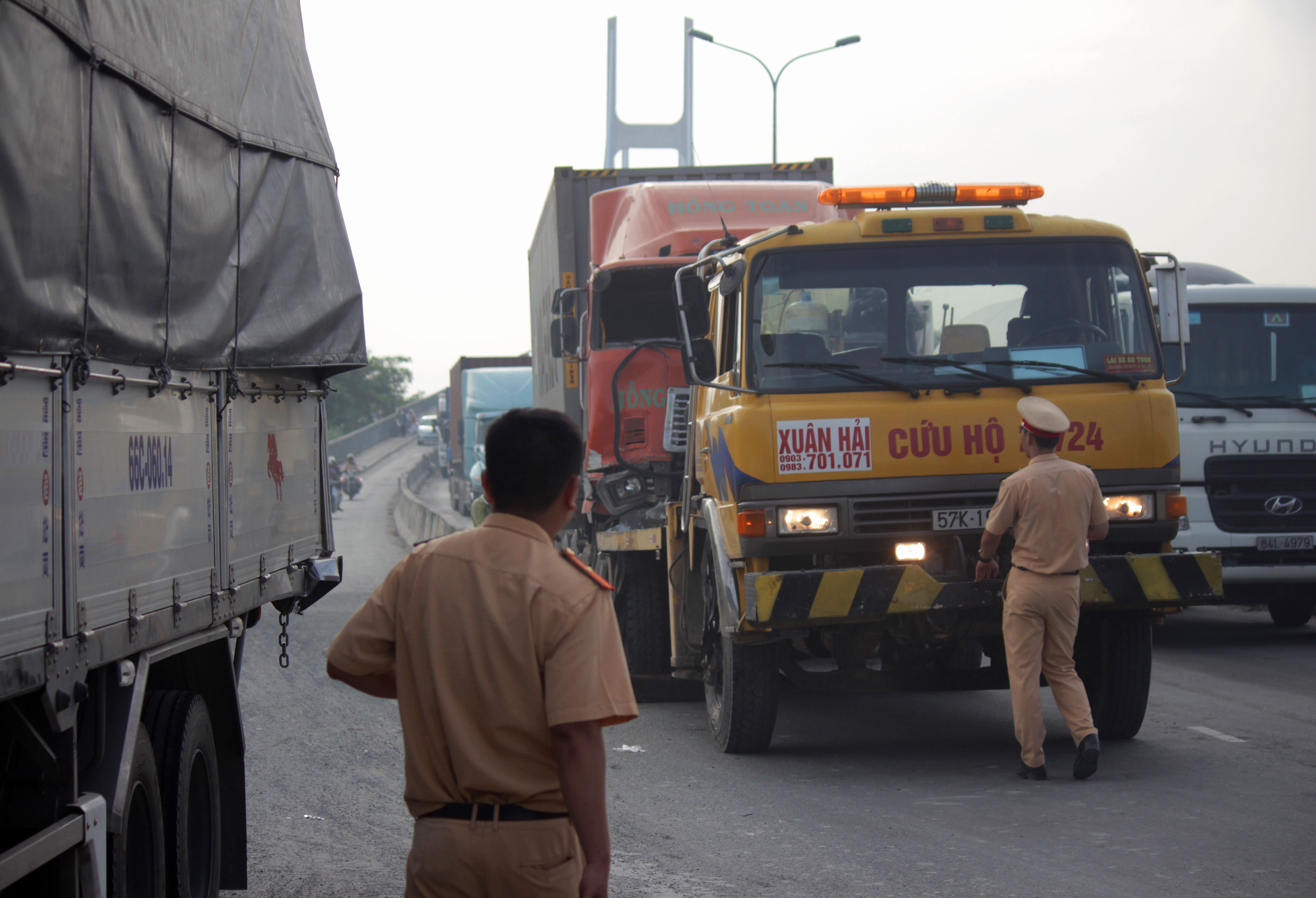 
Lực lượng chức giải tỏa hi&ecirc;̣n trường vụ tai nạn.
