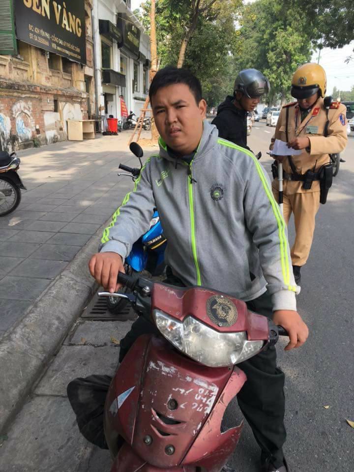 Nam thanh niên vi phạm tự xưng là công an - Ảnh: D. H.