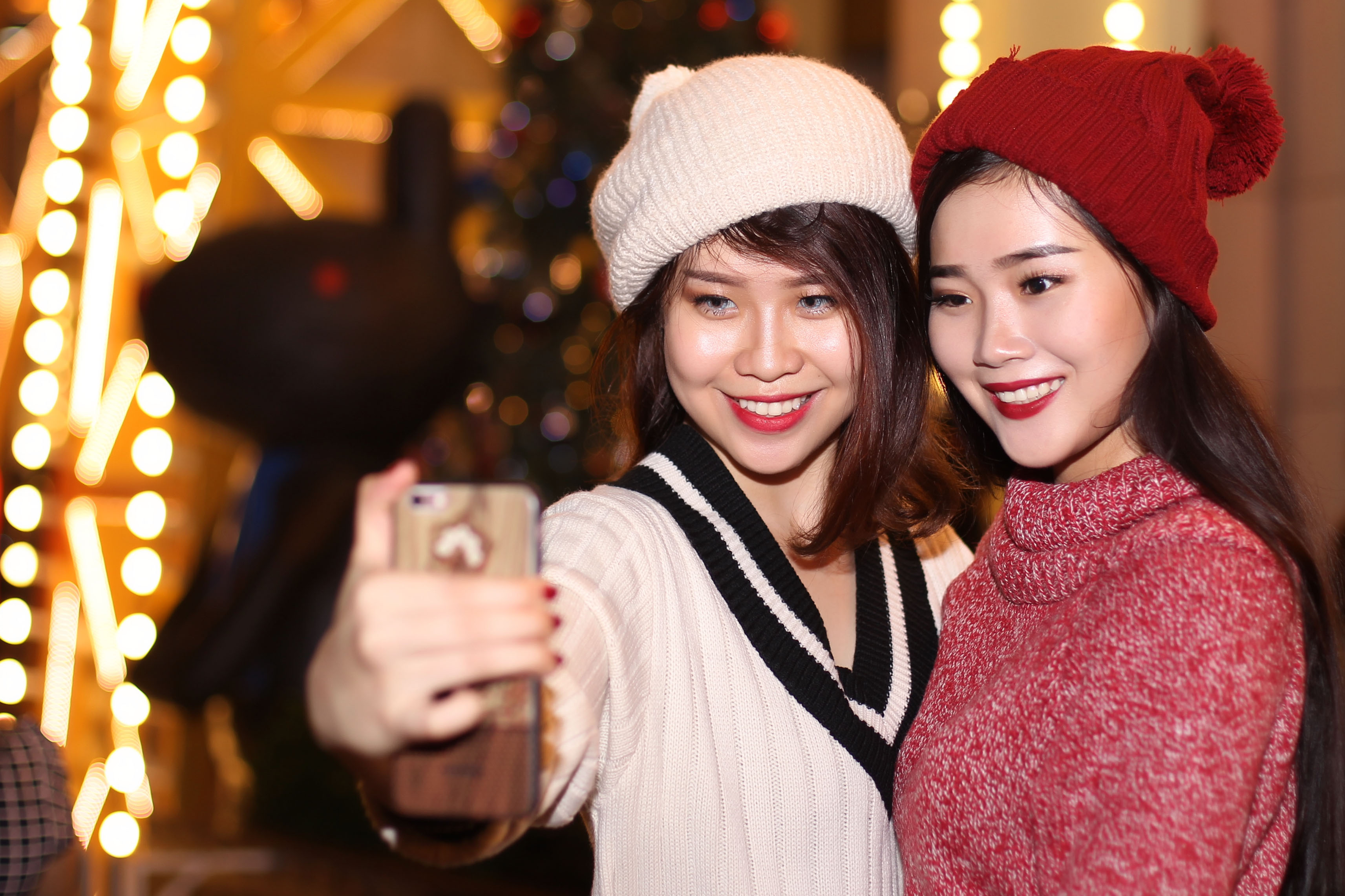 Hai cô bạn thân xinh xắn trong trang phục mùa đông đặc trưng của mùa Giáng sinh.