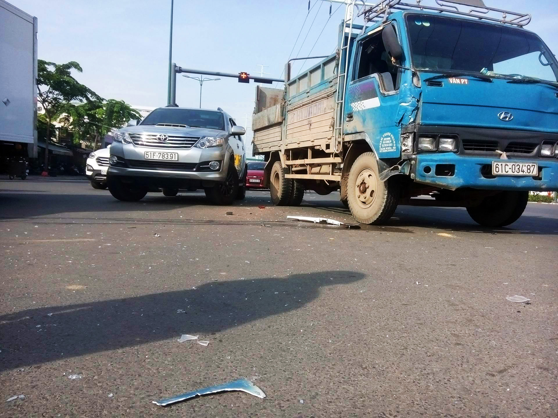 Xe tải và xe 16 chỗ tông nhau trên đại lộ Phạm Văn Đồng
