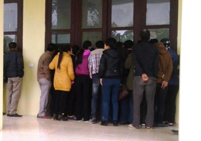 Người dân và người thân của nạn nhân tới theo dõi phiên xét xử không được cho vào trong