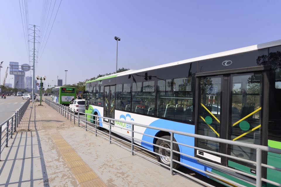 Hai chiếc xe buýt nhanh nối nhau đi trên đường Lê Văn Lương