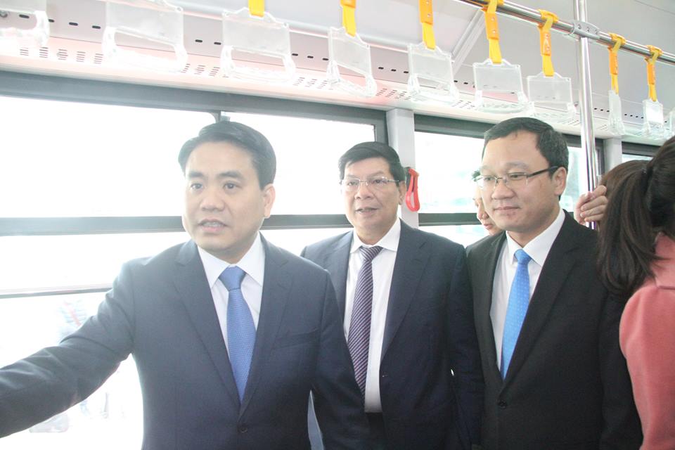 
Chủ tịch UBND TP H&agrave; Nội Nguyễn Đức Chung (b&igrave;a tr&aacute;i) l&agrave; một trong những h&agrave;nh kh&aacute;ch đầu ti&ecirc;n khi xe bu&yacute;t nhanh ch&iacute;nh thức vận h&agrave;nh ng&agrave;y 31-12
