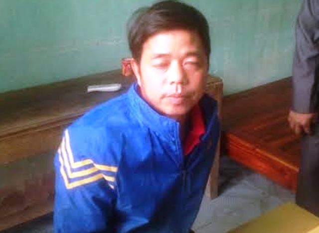 Hoàng Văn Thành khi bị bắt đưa về trụ sở UBND xã Hải Lộc
