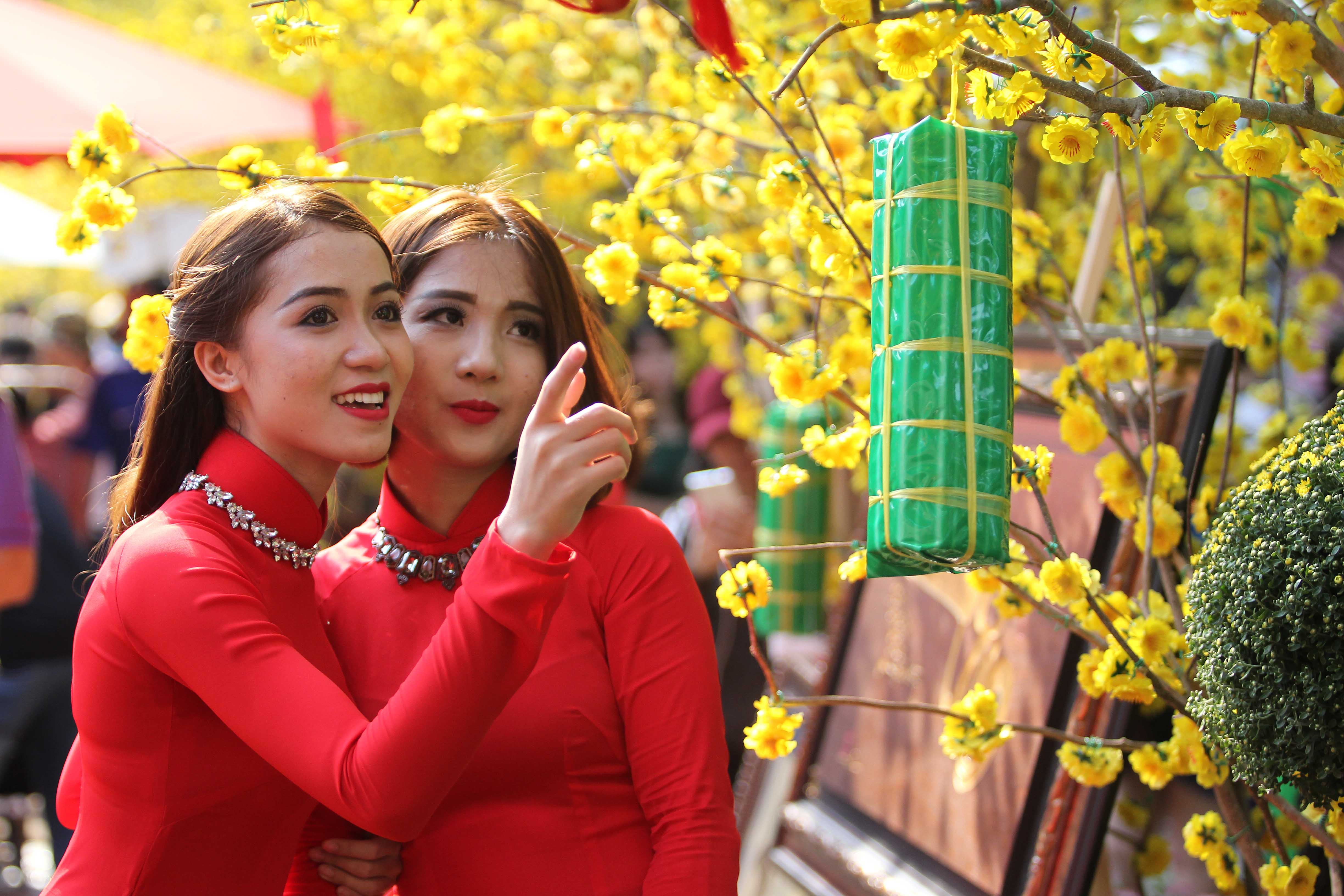 Thiếu nữ Sài Gòn duyên dáng trên "Phố ông Đồ"