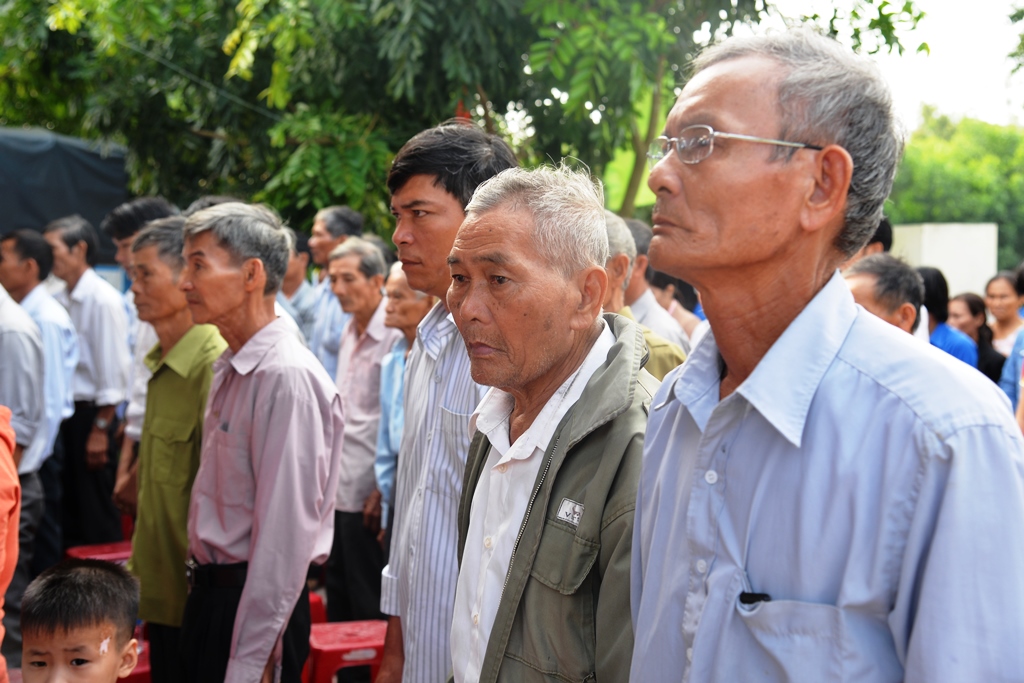 Nhiều người tho&aacute;t chết trong vụ thảm s&aacute;t Di&ecirc;n Ni&ecirc;n - Phước B&igrave;nh đến dự lễ d&acirc;ng hương tưởng niệm. Ảnh: Tử Trực