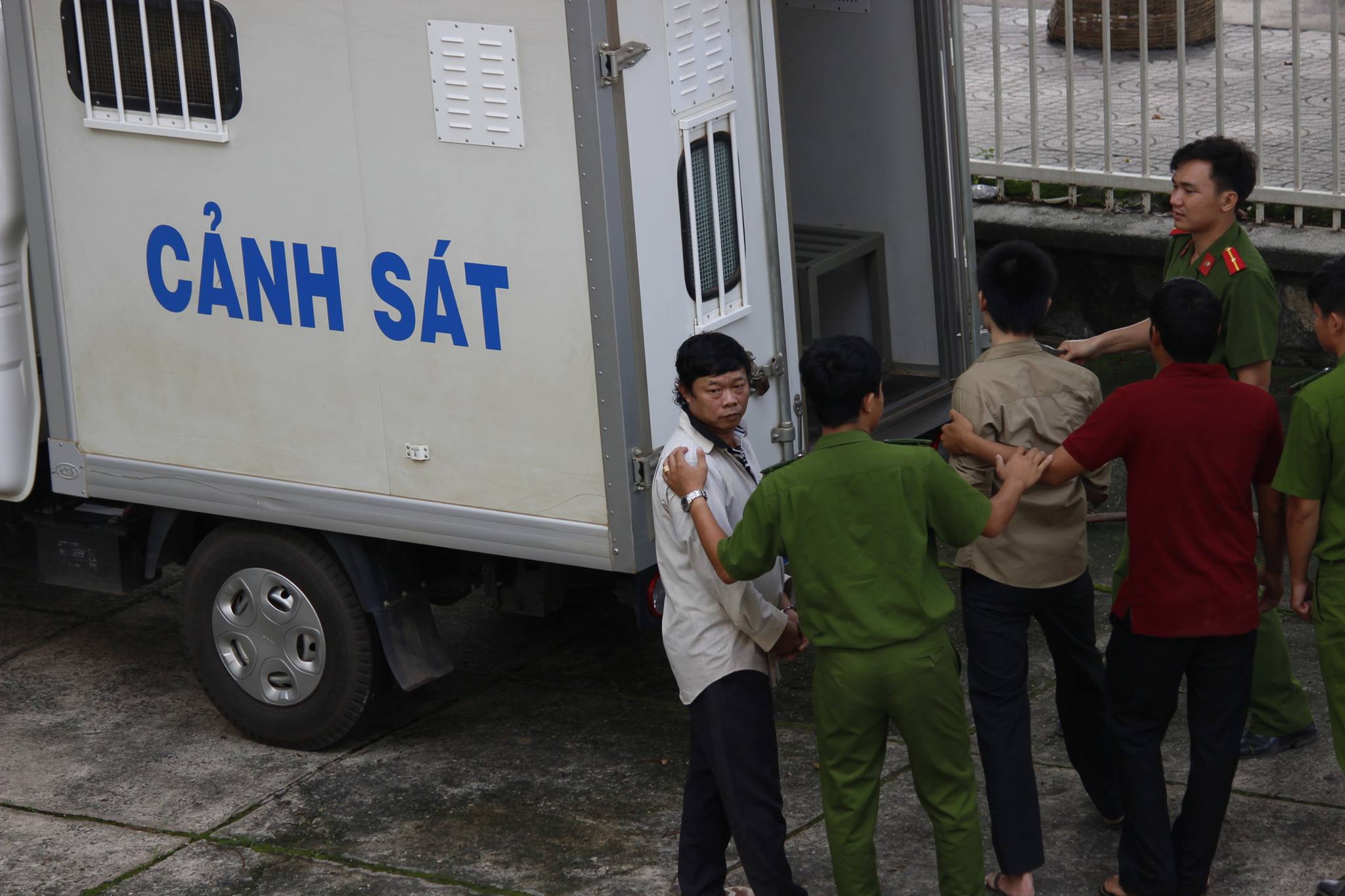 Đánh người yêu của em gái, 2 cha con cùng vào tù